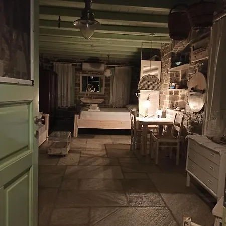 Traditional Tiny House Angairiá