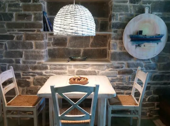 Traditional Tiny House * Angairia